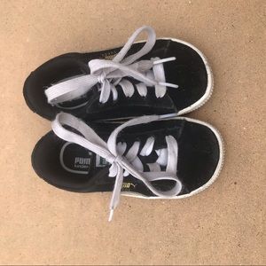 Toddler pumas black suede size 6